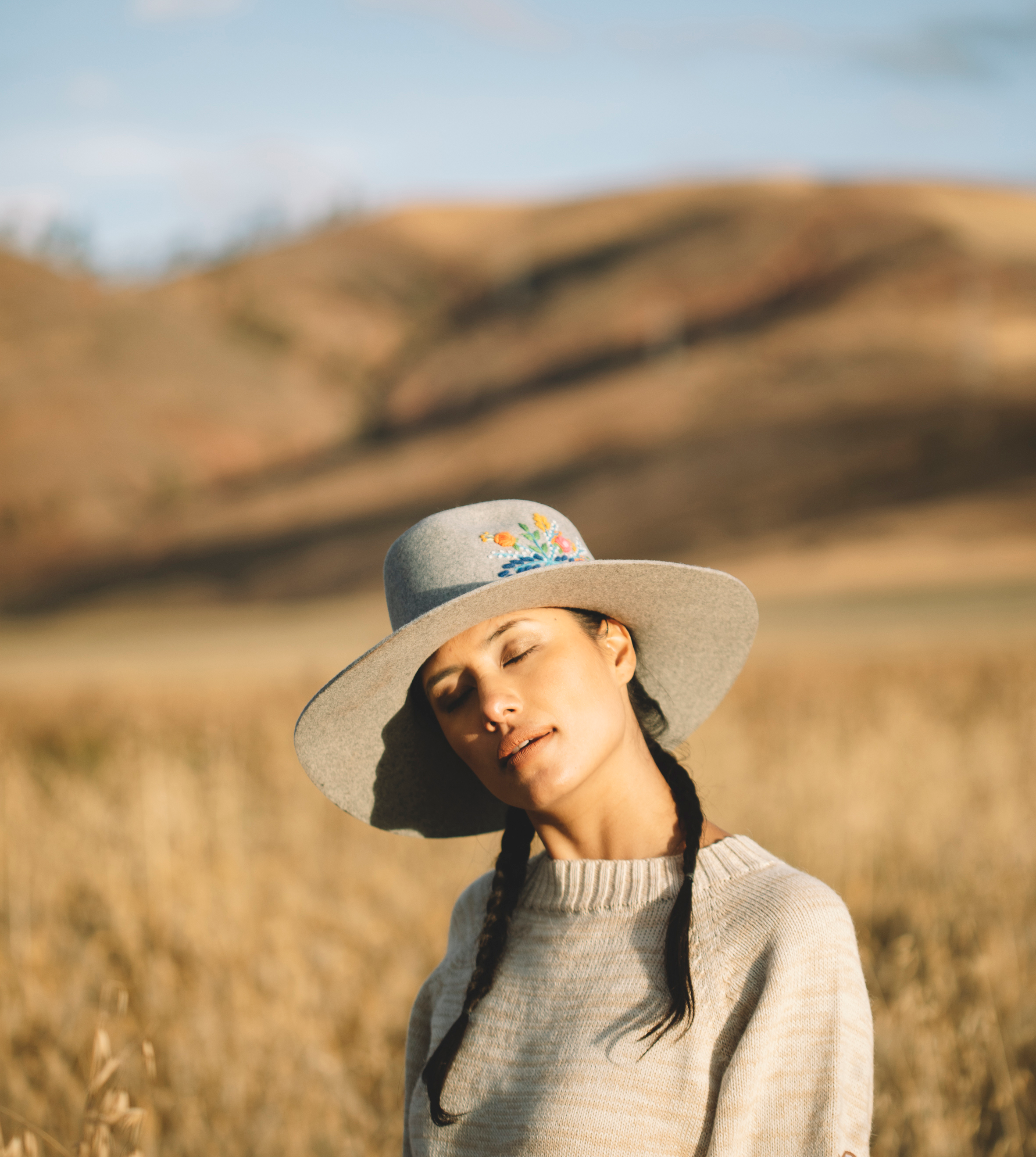 VINTAGE ARREGUI INDUSTRIA PERUANA BEIGE WOMEN\'S HAT WITH EMBROIDERED TRIM 54/3 Andie – NINAKURU main image 4