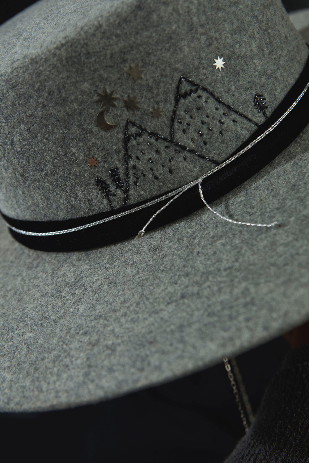 ADRIA X AGUSTINA - SOMBRERO APUS