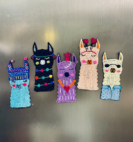 IMANES DE LLAMA BORDADOS